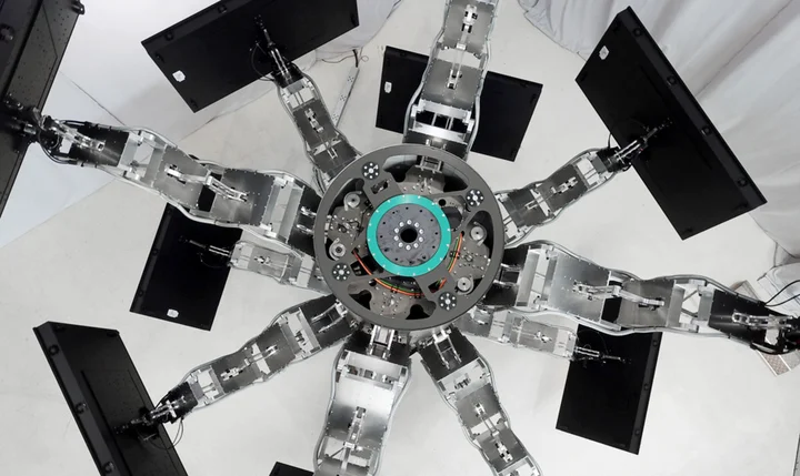 Our gearboxes set digital signage in motion